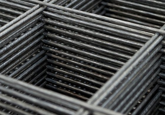 Corner of a stack of reinforcing mesh sheets